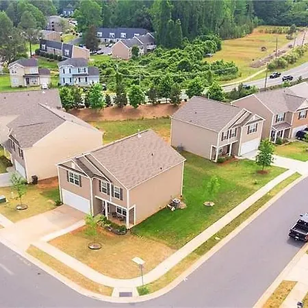 Modern 4 Bedroom Near Uptown