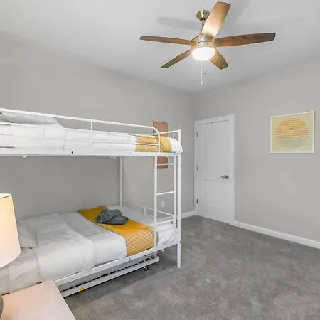Spacious 3-bedroom With Workspace Near Uptown & Airport Holiday home *