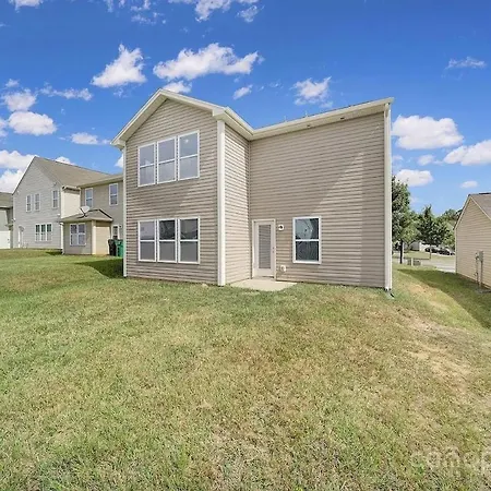 Holiday home Spacious 4 Bedroom House In Area Close To Pnc Pavilion *