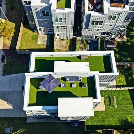Modern 4-story 3-br Townhome With Rooftop Lounge