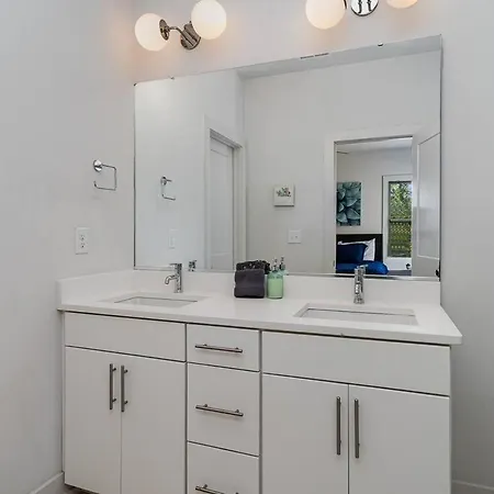 Modern Queen Retreat-sleeps 10 Holiday home