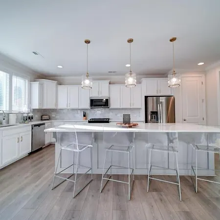 Luxury 4br Escape - Premium Modern Comfort Holiday home Charlotte
