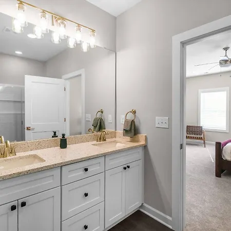 Spacious 3-bedroom With Workspace Near Uptown & Airport Holiday home Charlotte