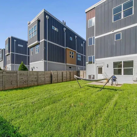 Modern 4-story 3-br Townhome With Rooftop Lounge