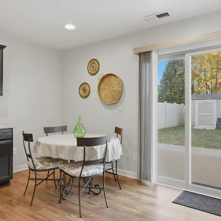 Spacious 4br Getaway With Fenced Yard Minutes Away From Clt Airport & Uptown Holiday home Charlotte