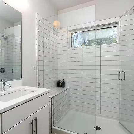 Modern Queen Retreat-sleeps 10 Holiday home *