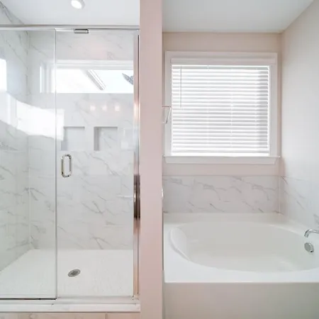 Holiday home Luxury 4br Escape - Premium Modern Comfort Charlotte