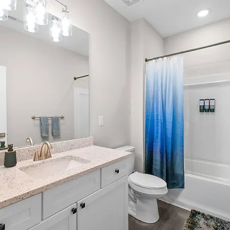 Spacious 3-bedroom With Workspace Near Uptown & Airport *