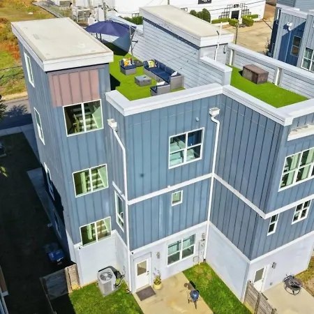 Modern 4-story 3-br Townhome With Rooftop Lounge *