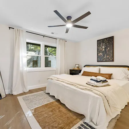*now Available!* Renovated Plaza Shamrock Duplex Holiday home *