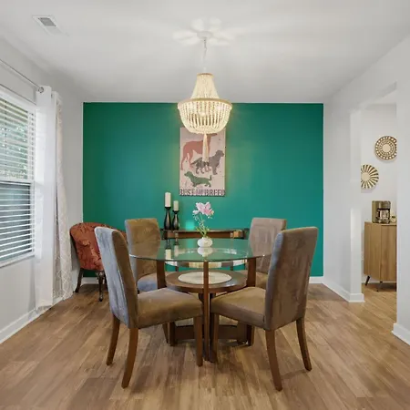 Spacious 4br Getaway With Fenced Yard Minutes Away From Clt Airport & Uptown * Charlotte