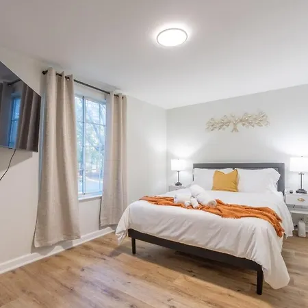 Ballantyne 3br House, Privateyard, Work Desk & 1 Gig Wi-fi