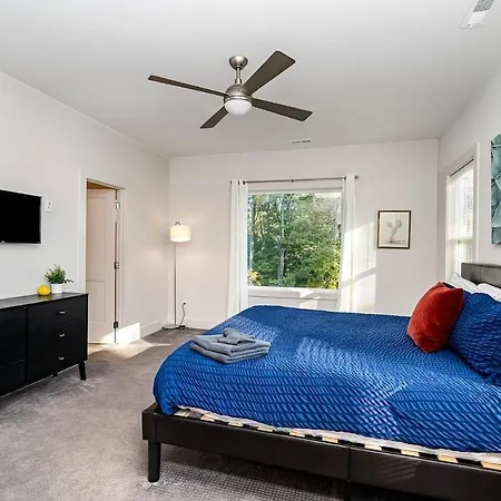 Modern Queen Retreat-sleeps 10 * Charlotte