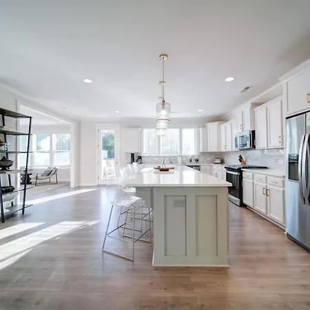 Luxury 4br Escape - Premium Modern Comfort Holiday home Charlotte