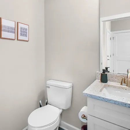 Spacious 3-bedroom With Workspace Near Uptown & Airport * Charlotte