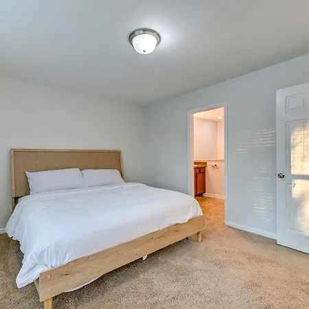 Pet-friendly Just Outside Downtown Charlotte! Holiday home *