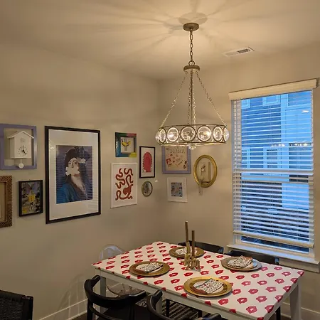 Queen Castle - Rooftop, Garage, King Beds, Pet Friendly Charlotte