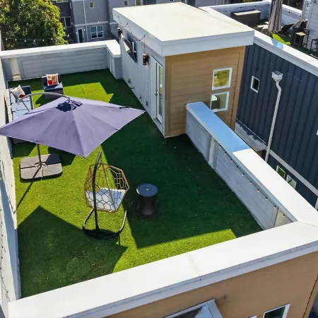 Modern 4-story 3-br Townhome With Rooftop Lounge Holiday home
