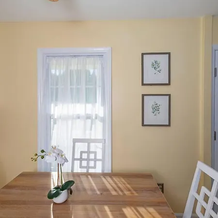 New! Special Intro Rates! Lovely 2 Bedroom Holiday home Charlotte