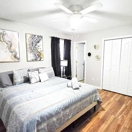 Holiday home 3br | King+2q | 75”tv | Matthews *