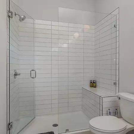 Modern Queen Retreat-sleeps 10 Holiday home