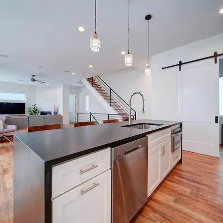 Luxe Townhome Rooftop Hot Tub Parking Holiday home *