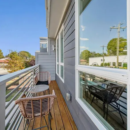 Modern 4-story 3-br Townhome With Rooftop Lounge Charlotte