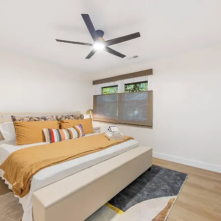New Shamrock Stunner | King Bed, Pet Friendly * Charlotte