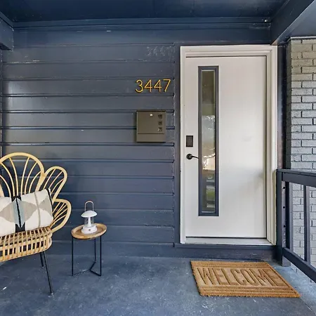 Holiday home *now Available!* Renovated Plaza Shamrock Duplex *