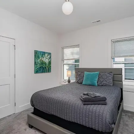 Modern Queen Retreat-sleeps 10 Holiday home Charlotte