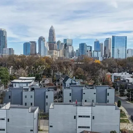Modern Rooftop Townhome W Hot Tub & Skyline Views Holiday home Charlotte