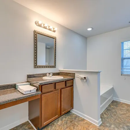 Holiday home Pet-friendly Just Outside Downtown Charlotte! Charlotte
