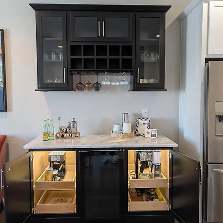 Queen Castle - Rooftop, Garage, King Beds, Pet Friendly *