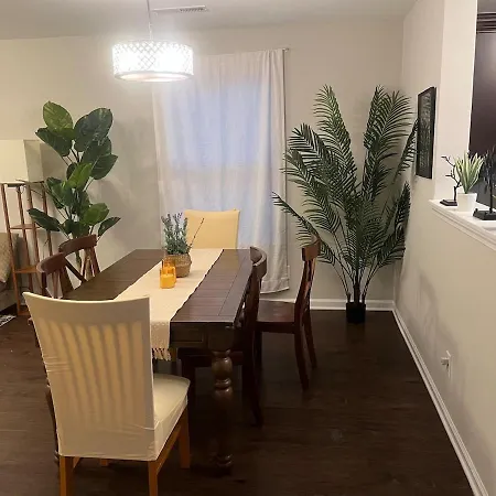 Holiday home Spacious 4 Bedroom House In Area Close To Pnc Pavilion Charlotte