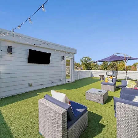 Modern 4-story 3-br Townhome With Rooftop Lounge Charlotte