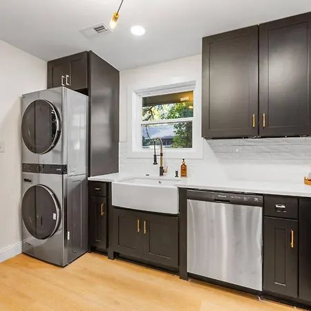 New Shamrock Stunner | King Bed, Pet Friendly Holiday home