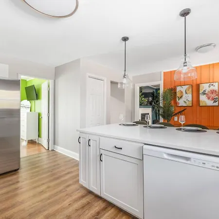 Pool Oasis With Hot Tub, Pickleball Court And Games Near Uptown Holiday home *