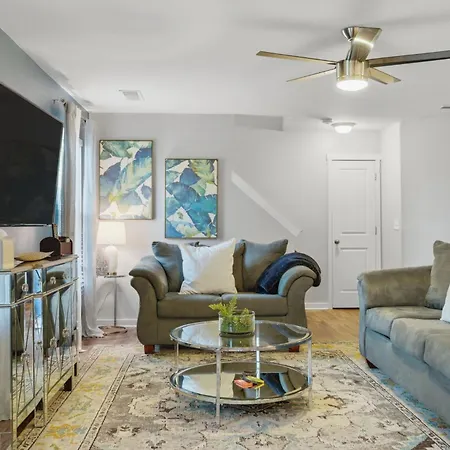 Spacious 4br Getaway With Fenced Yard Minutes Away From Clt Airport & Uptown * Charlotte