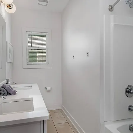 Modern Queen Retreat-sleeps 10 Holiday home *