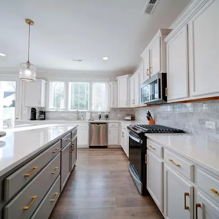 Luxury 4br Escape - Premium Modern Comfort Holiday home *