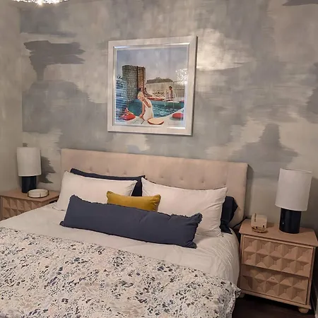 Queen Castle - Rooftop, Garage, King Beds, Pet Friendly Charlotte