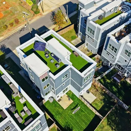 Modern 4-story 3-br Townhome With Rooftop Lounge