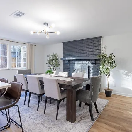 Ballantyne 3br House, Privateyard, Work Desk & 1 Gig Wi-fi Charlotte