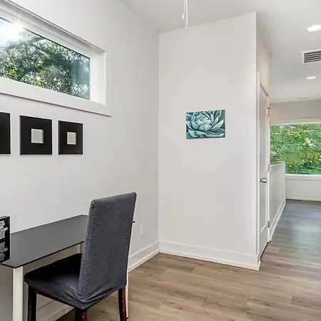 Modern Queen Retreat-sleeps 10 Holiday home Charlotte