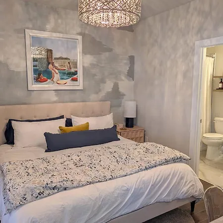 Queen Castle - Rooftop, Garage, King Beds, Pet Friendly Charlotte