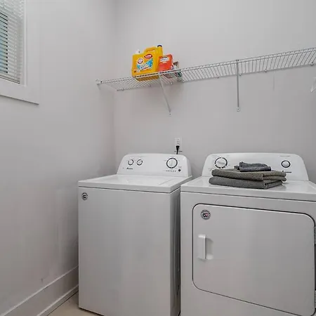 Modern Queen Retreat-sleeps 10