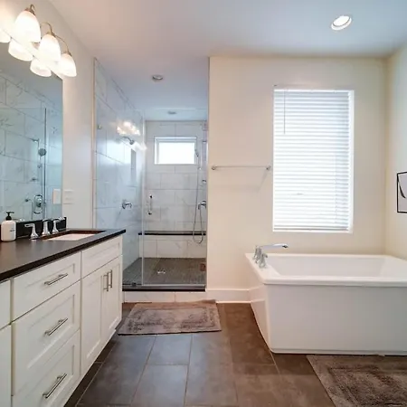 Luxe Townhome Rooftop Hot Tub Parking * Charlotte