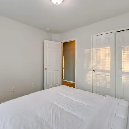 Pet-friendly Just Outside Downtown Charlotte! Charlotte
