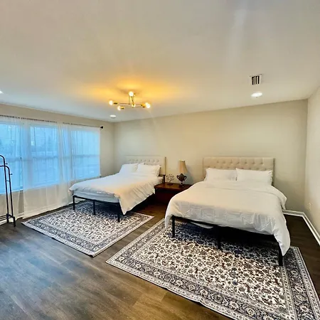 Holiday home Spacious 4 Bedroom House In Area Close To Pnc Pavilion *