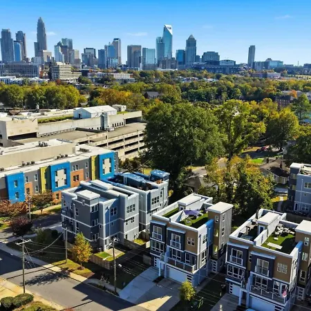 Modern 4-story 3-br Townhome With Rooftop Lounge Holiday home Charlotte
